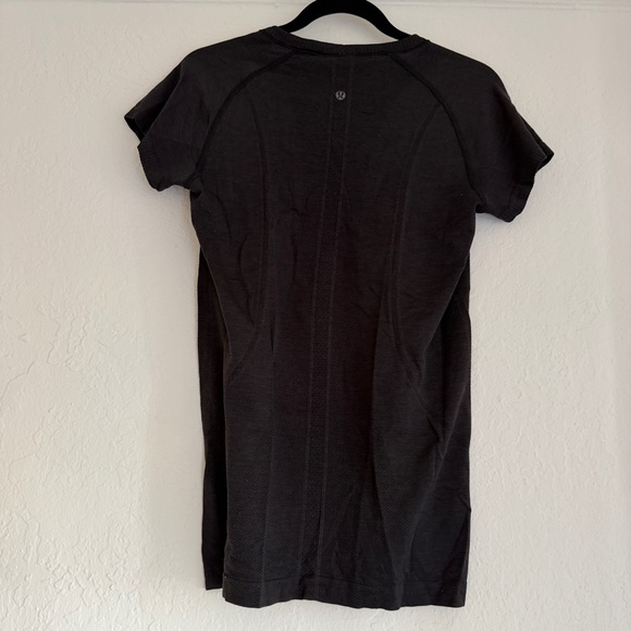 Lululemon Swiftly Tech Short-Sleeve Shirt in Black. Size 10 - Picture 4 of 5